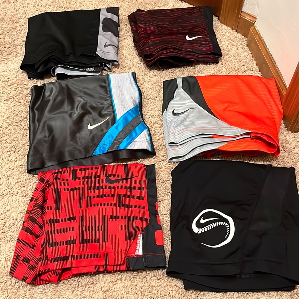 (6) Nike boys basketball shorts. Very good condition.